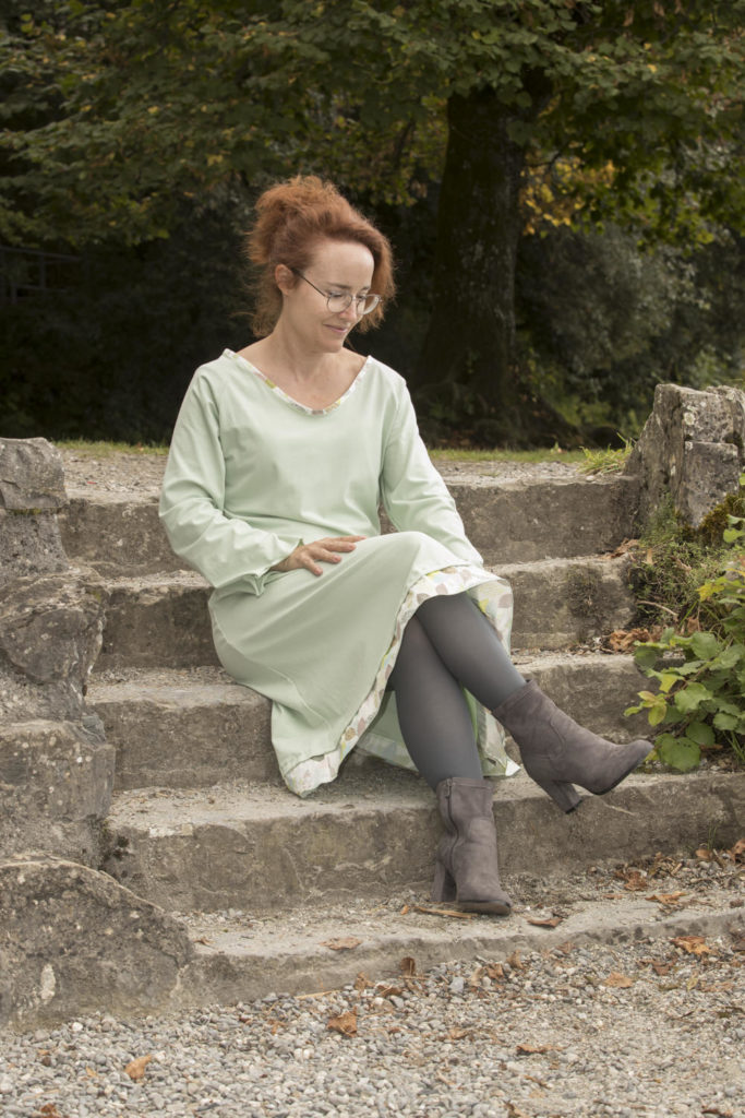 Robe à manches longues de couleurs menthe clair en jersey coton, avec finition en coton aux imprimés avec des feuilles