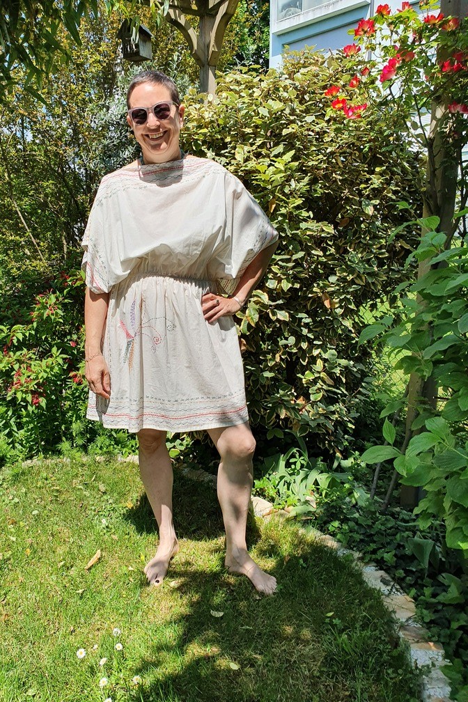 Tunique de couleur blanche en coton avec broderie multicolore