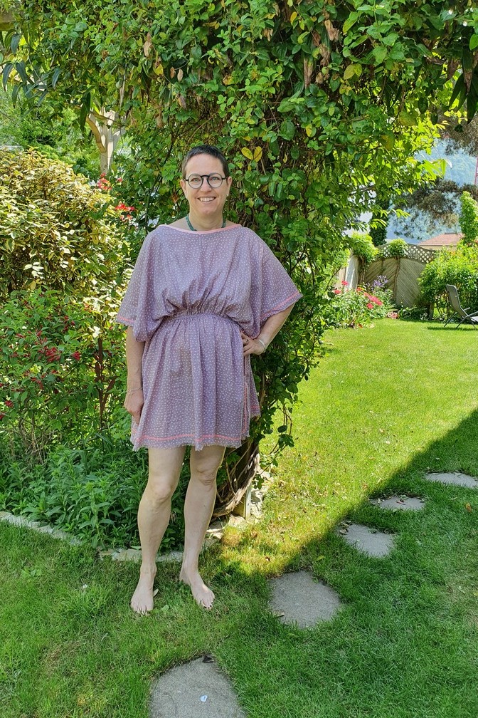 Tunique mauve à pois blanc, élastiquée à la taille