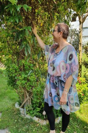 Tunique légère dans les couleurs bleues claires, avec un imprimé géométrique avec des cercles dans les tons roses pâles et noirs