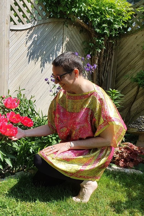 Tunique vive, avec des fils lurex et des imprimés floraux