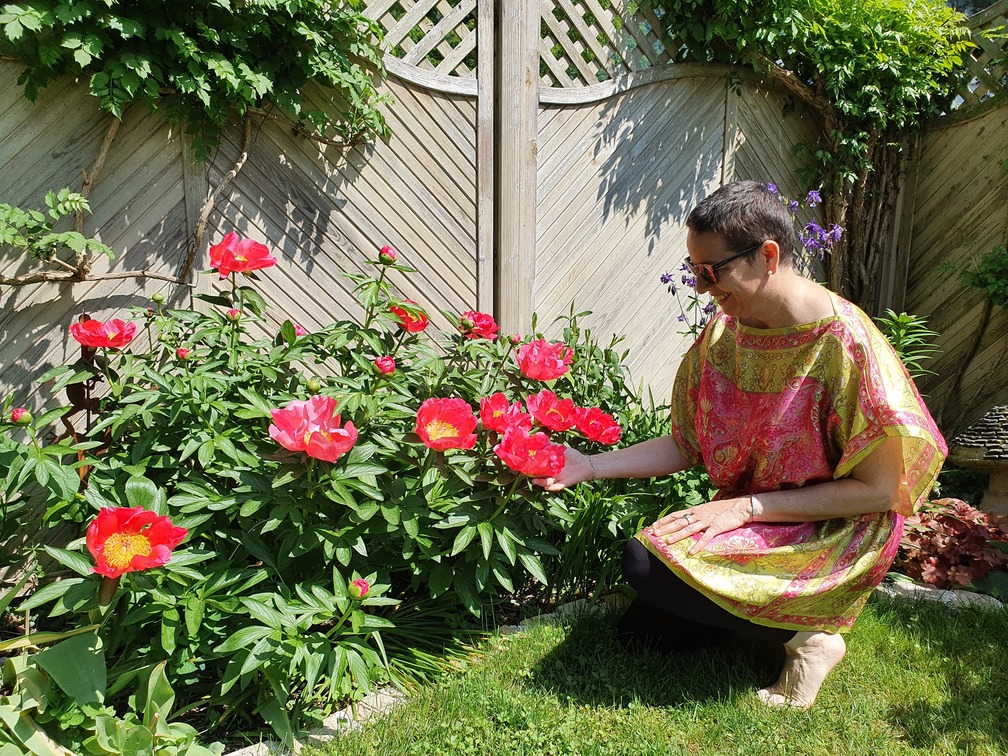 Tunique aux imprimés floraux, de couleurs vives dans les tons roses et verts