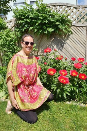 Tunique aux couleurs vives, rose et vert, rehaussée de fils lurex et aux imprimés floraux