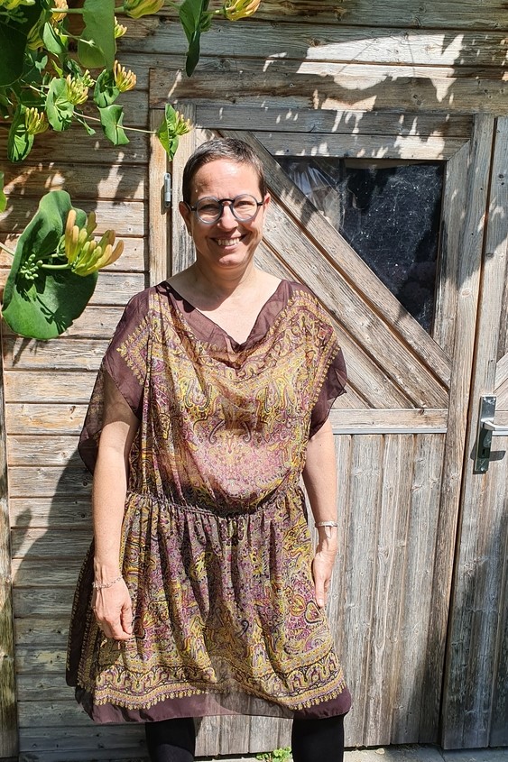 Tunique transparente, brune et avec des motifs floraux jaunes