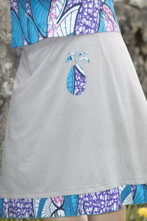 Jolie jupe grise en jersey avec motif d'ananas en wax bleu appliqué