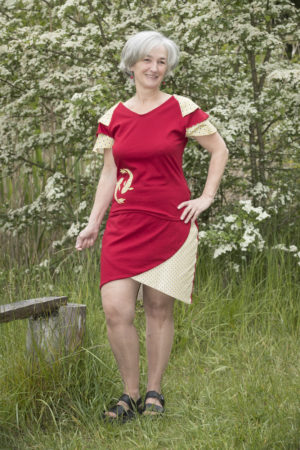 Tenue composée d'une jupe tulipe réversible et d'un t-shirt à manches courtes et triples, dans les tons rouges et or, avec un joli motif de carpes koï