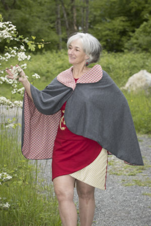 Cape souple en lainage et doublée en coton avec un imprimé aux écailles stylisées