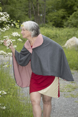 Cape souple et chaude en lainage fin, doublée avec un sublime imprimé aux écailles stylisées