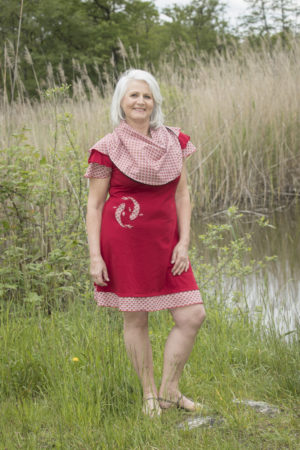 Robe avec tour du cou assorti Robe avec tour du cou assorti