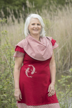 Tour du cou rouge aux imprimés géométriques représentant des écailles stylisées