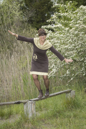 Robe avec large col, dans les tons bruns et or, et motif de carpes appliqué sur le devant