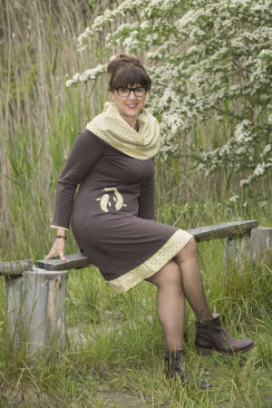 Robe à large col et manches longues Robe à large col et manches longues