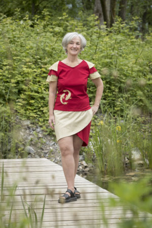 Ensemble d'une jupe tulipe or et rouge, et d'un t-shirt rouge avec joli motif de carpes koï dorées