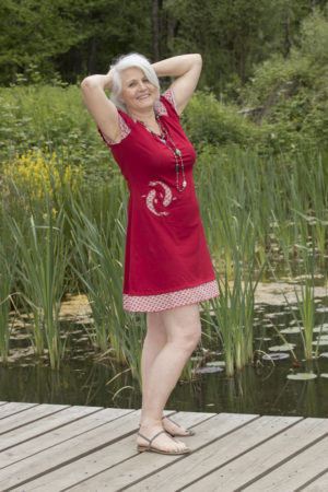 D'une couleur rouge vif, cette robe est courte avec des manches triples et présente un motif de carpes koï et un bandeau à l'ourlet dans un imprimé aux écailles stylisées