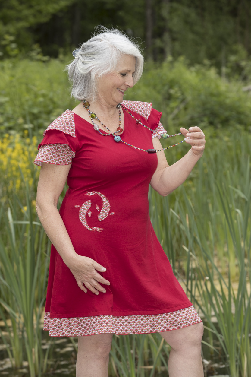 Robe rouge vif avec des carpes koï comme motif, manches courtes et triples, bandeau à l'ourlet