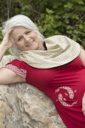 Tour du cou imprimé écailles dorées et lainage noir