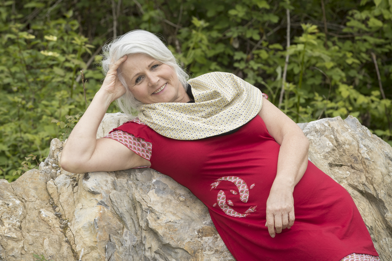 Tour du cou dans les ton or et aux motifs d'écailles stylisées