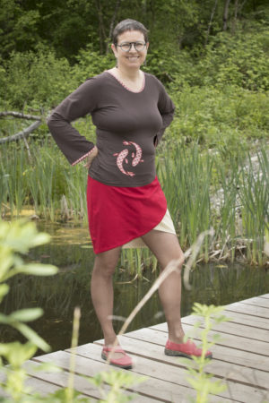 Pull et jupe rouge et brun