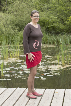 Pull brun et jupe rouge