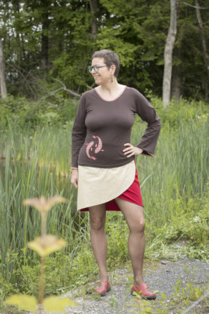 Jupe or et pull brun