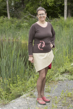 Pull manches longues brun avec des carpes koï rouge comme motif appliqué