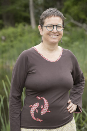 Pull fin à manches longues de couleur brune, avec comme motif appliqué des poissons rouges