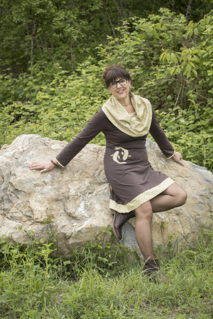 Robe courte à manches longues, de couleur brune avec un large col et un motif de carpes koï de couleur or