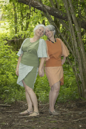 Un ensemble t-shirt à manche chauve-souris et d'une jupe réversible vert mousse avec un ensemble t-shirt à manches papillon et d'une jupe tulipe rouille orange