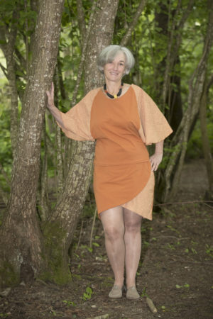 Jupe assortie à un t-shirt manche papillon Jupe assortie à un t-shirt manche papillon