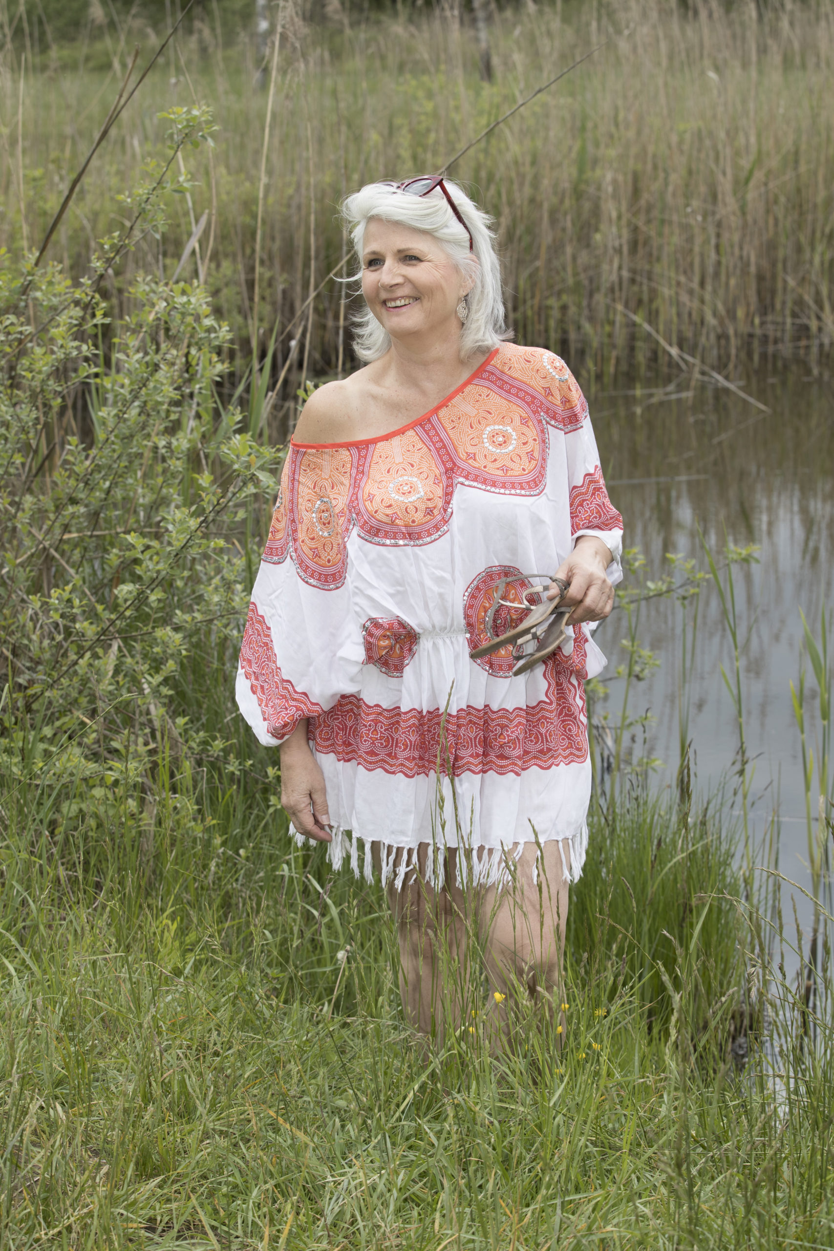 Tunique de plage blanche et orange, aux motif floral