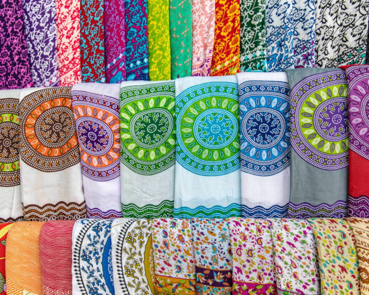 Etal avec des paréos de multiples couleurs