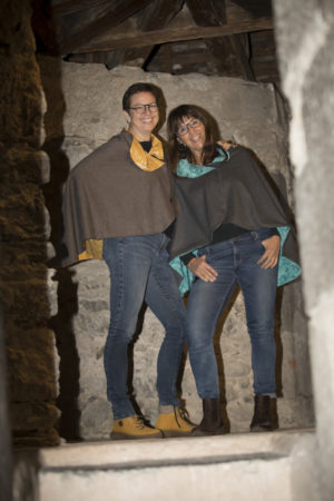 Deux capes en laine, l'une avec une doublure dans les bleu et l'autre avec une doublure jaune