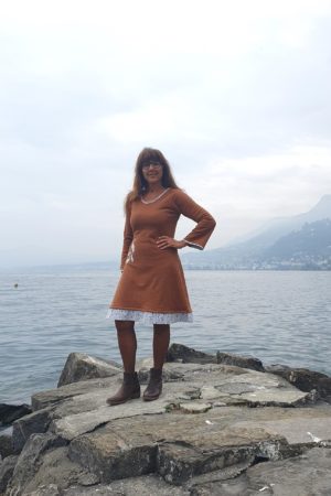 Robe manches longue en jersey sweat avec motif paon sur le devant