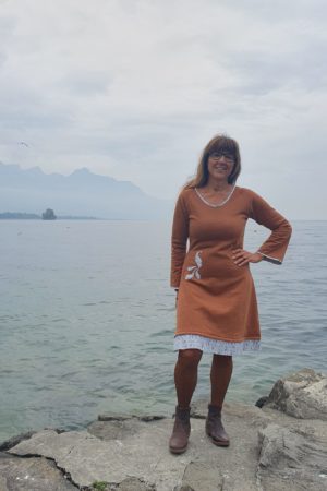 Robe Patc'Mode de couleur cannelle avec motif paon