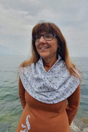 Tour du cou cannelle jersey épais et imprimés paons stylisés