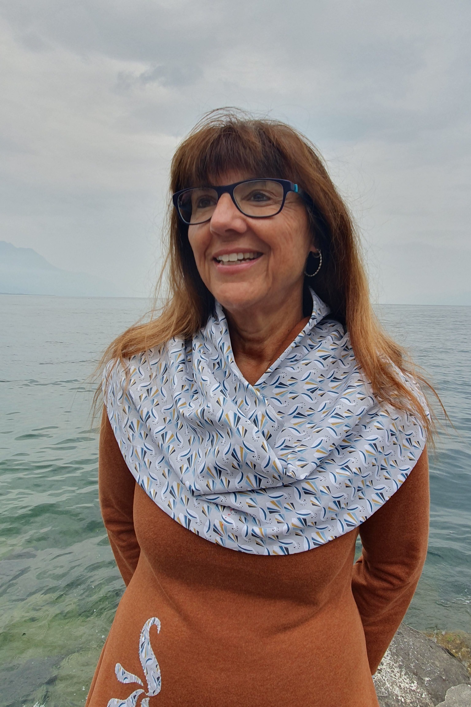 Tour du cou cannelle jersey épais et imprimés paons stylisés