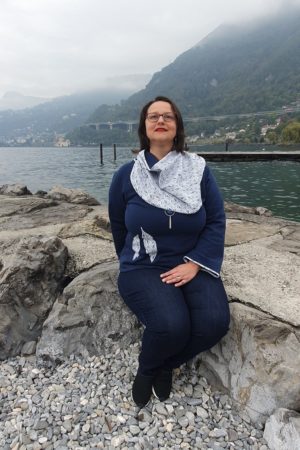 Tour du cou en jersey bleu denim et imprimés aux paons stylisés