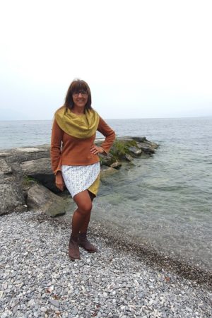 Pull à large col, en jersey coton bio de couleur cannelle, avec jupe assortie en coton