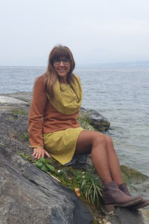 Pull à large col, en jersey couleur cannelle et col imprimé jaune vert