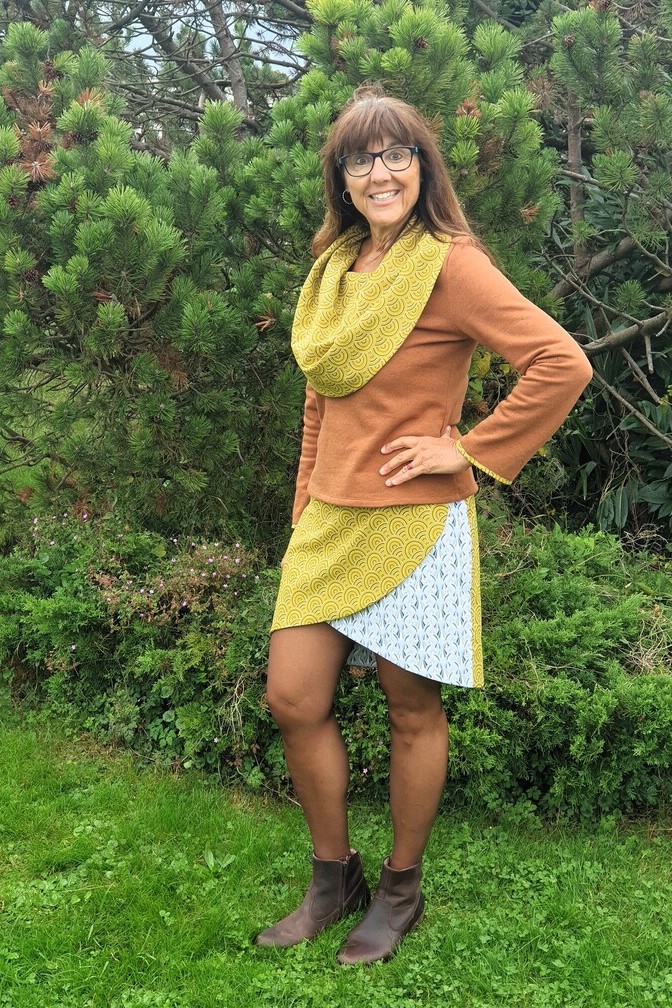 Pull à col cannelle et un large col avec un imprimé avec des cercle et une jupe réversible avec imprimé cercles et paon