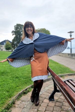 Cape en lainage doublée d'une sublime cotonnade avec des paons stylisés