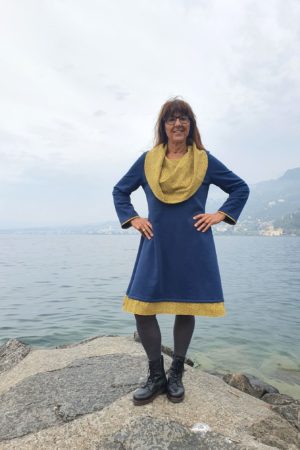 Robe en jersey sweat bleu denim avec large col de couleur contrastées