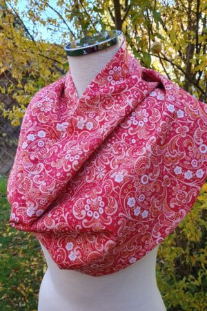 Tour du cou avec des paisley rouges Tour du cou avec des paisley rouges