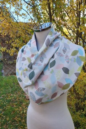 Tour du cou avec un coton aux imprimés feuilles dans les tons bleu et vert pastel doublé en laine