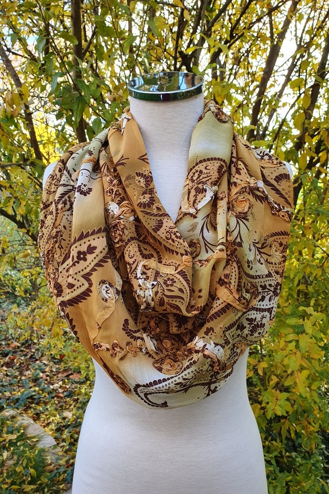 Tour du cou en lainage et polyester avec des motifs de paisley en relief